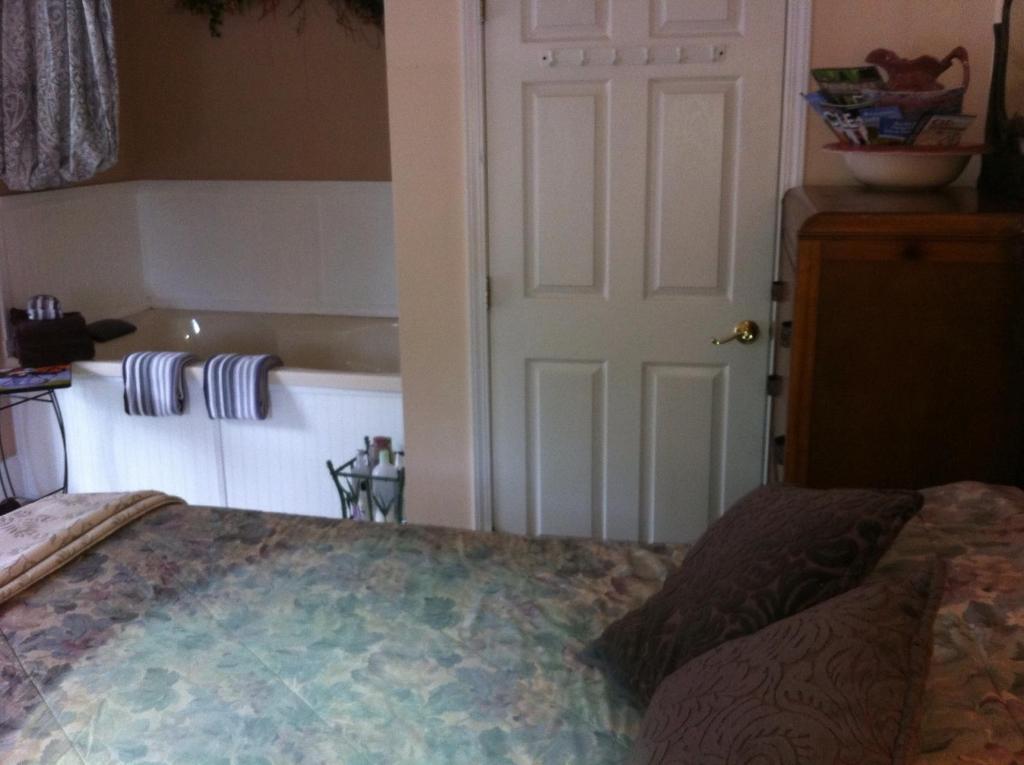 Emerald Necklace Inn Bed And Breakfast Lakewood Pokoj fotografie
